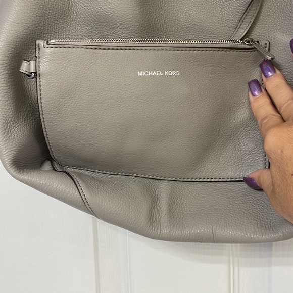 Michael Kors Izzy large reversible leather tote in Grey - Picture 6 of 10